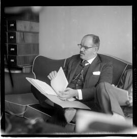 Fotografia "Conflitos' Violência Polícial no Sindicato dos Têxteis (Deputado Hercules Correia preso por defender as reformas de bases), Reportagem de Oscar Cardoso" ([Local n/d] , 1963) [negativo]. / Fotógrafo(a): Luiz Santos; Alvaro.  -- ITEM-0013.