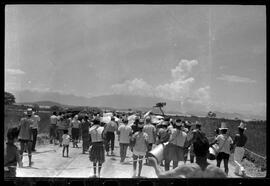 Fotografia "Banho a fantasia em Ramos e homenagem a Última Hora na Ilha do Governador" ([Local n/d] , [Data n/d]) [negativo]. / Fotógrafo(a): Rodo.  -- ITEM-0005.