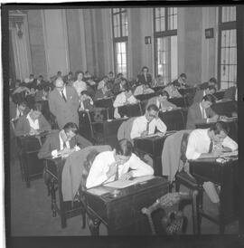 Fotografia "CURSO RIO BRANCO' 'MINISTÉRIO DAS RELAÇÕES EXTERIORES' Concurso para Diplomatas (Concurso de candidatos ao vestibular do Curso Rio Branco, para ingressar na Carreira Diplomática), Reportagem de Oscar Cardoso" ([Local n/d] , 1963) [negativo]. / Fotógrafo(a): Méra.  -- ITEM-0006.