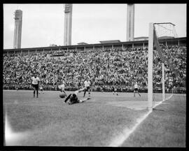 Fotografia "Futebol - jogo Botafogo x Curação" ([Local n/d] , [Data n/d]) [negativo]. / Fotógrafo(a): S. Coelho.  -- ITEM-0002.