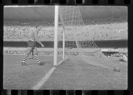 Fotografia "CAPEONATO [CAMPEONATO] CARIOCA DE 1963' (PROFISSIONAIS) (1º Turno) Jogo Famengo [Flamengo] x Campo Grande (5 x 0); Jogo Flamengo e Campo Grande, Reportagem de Esporte" ([Local n/d] , 1963) [negativo]. / Fotógrafo(a): Ribeiro; Demócrito.  -- ITEM-0015.