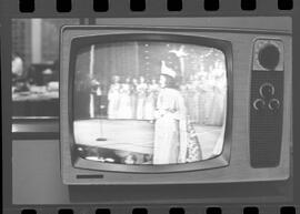 Fotografia "MISS UNIVERSO DE 1963' Miss Brasil na T.V. nos EE.UU. (Reportagem com desfilie [desfile] do Concurso de 'Miss' Universo 1963, com eleição da Brasileira Srta. Iêda Maria Vargas) (Reportagem pela televisão)" ([Local n/d] , 1963) [negativo]. / Fotógrafo(a): Veneziano.  -- ITEM-0005.