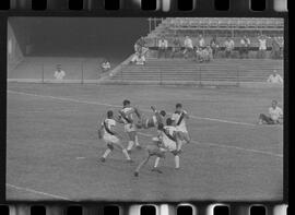 Fotografia "CAMPEONATO CARIOCA DE PROFISSIONAIS DE 1963' (1º Turno) Jogo Vasco da Gama x Olaria (1 x 0) no Maracanã" ([Local n/d] , 1963) [negativo]. / Fotógrafo(a): Demócrito; Ribeiro.  -- ITEM-0024.