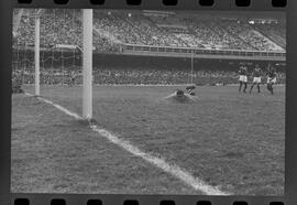 Fotografia "Jogos Campeonato Carioca; 'CAMPEONATO CARIOCA DE 1963' de PROFISSIONAIS (1º Turno) Jogos Vasco x Fluminense (3 x 1) Botafogo x Canto do Rio (3 x 0) America x Madureira (5 x 2) e Olaria x Portuguesa, Reportagem de Esporte" ([Local n/d] , 1963) [negativo]. / Fotógrafo(a): Equipe.  -- ITEM-0121.