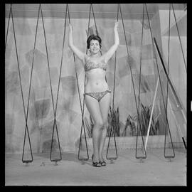 Fotografia "Reportagem Teatro Folis [Folies] - candidatas Concurso U.H" ([Local n/d] , [Data n/d]) [negativo]. / Fotógrafo(a): M. Barros.  -- ITEM-0003.