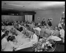 Fotografia "Banquete em 'Última Hora'" ([Local n/d] , [Data n/d]) [negativo]. / Fotógrafo(a): Equipe.  -- ITEM-0008.