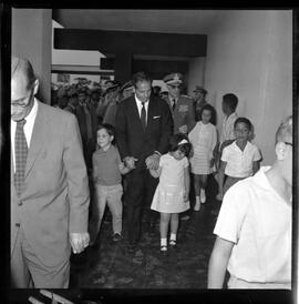 Fotografia "ESCOLA VICENTINA GOULART' Inauguração da Escola D. Vicentina em Brasília por Jango, e filhos na Zona Alfa Noronha" ([Local n/d] , 1963) [negativo]. / Fotógrafo(a): Neville.  -- ITEM-0007.