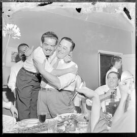 Fotografia "Aniversário do Sr. Roberto Maia (Chefe do Departamento Fotográfico) (Restaurante do Jornal)" ([Local n/d] , [Data n/d]) [negativo]. / Fotógrafo(a): Estrela.  -- ITEM-0004.