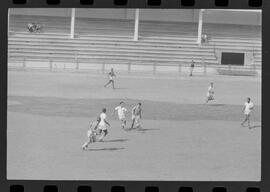 Fotografia "FLUMINENSE F.C.' Treino do Fluminense, Reportagem de Esporte" ([Local n/d] , 1963) [negativo]. / Fotógrafo(a): Democrito.  -- ITEM-0023.