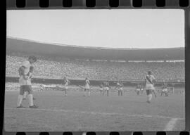 Fotografia "Jogos Campeonato Carioca; 'CAMPEONATO CARIOCA DE 1963' de PROFISSIONAIS (1º Turno) Jogos Vasco x Fluminense (3 x 1) Botafogo x Canto do Rio (3 x 0) America x Madureira (5 x 2) e Olaria x Portuguesa, Reportagem de Esporte" ([Local n/d] , 1963) [negativo]. / Fotógrafo(a): Equipe.  -- ITEM-0299.