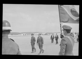 Fotografia "Jango em Recife; Jango Goulart em Recife. sendo recebido pelo Governador Miguel Arraes no Aeroporto do Estado.)" ([Local n/d] , 1963) [negativo]. / Fotógrafo(a): Sucursal.  -- ITEM-0035.