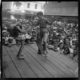 Fotografia "Carnaval - Pernambuco (em geral) 1952" ([Local n/d] , 1952) [negativo]. / Fotógrafo(a): Equipe.  -- ITEM-0007.
