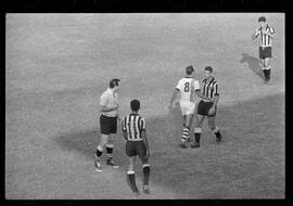 Fotografia "CAMPEONATO CARIOCA DE PROFISSIONAIS DE 1963' (1º TURNO) Jogo Botafogo x Campo Grande (2 x 0)" ([Local n/d] , 1963) [negativo]. / Fotógrafo(a): Demócrito; Ribeiro.  -- ITEM-0016.