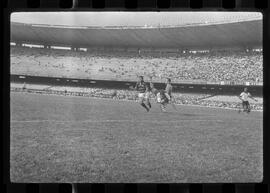 Fotografia "CAPEONATO [CAMPEONATO] CARIOCA DE 1963' (PROFISSIONAIS) (1º Turno) Jogo Famengo [Flamengo] x Campo Grande (5 x 0); Jogo Flamengo e Campo Grande, Reportagem de Esporte" ([Local n/d] , 1963) [negativo]. / Fotógrafo(a): Ribeiro; Demócrito.  -- ITEM-0001.