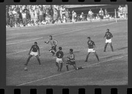 Fotografia "FUTEBOL = 'CAMPEONATO CARIOCA DE PROFISSIONAIS' Jogo Flamengo x Botafogo (3 x 1), America x Portuguesa (2 x 1), Madureira x Bangu (1 x 2), C. Grande x S. Cristovão (1 x 0) e C. Rio x Olaria (1 x 7), Reportagem de Esporte" ([Local n/d] , 1963) [negativo]. / Fotógrafo(a): Equipe.  -- ITEM-0242.