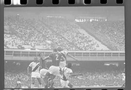 Fotografia "Jogos Campeonato Carioca; 'CAMPEONATO CARIOCA DE 1963' de PROFISSIONAIS (1º Turno) Jogos Vasco x Fluminense (3 x 1) Botafogo x Canto do Rio (3 x 0) America x Madureira (5 x 2) e Olaria x Portuguesa, Reportagem de Esporte" ([Local n/d] , 1963) [negativo]. / Fotógrafo(a): Equipe.  -- ITEM-0050.