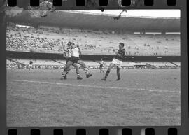 Fotografia "CAPEONATO [CAMPEONATO] CARIOCA DE 1963' (PROFISSIONAIS) (1º Turno) Jogo Famengo [Flamengo] x Campo Grande (5 x 0); Jogo Flamengo e Campo Grande, Reportagem de Esporte" ([Local n/d] , 1963) [negativo]. / Fotógrafo(a): Ribeiro; Demócrito.  -- ITEM-0057.