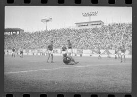 Fotografia "Campeonato Carioca de Profissionais de 63 (1° Turno) Esporte - jogo Fluminense (1 x 0) Bonsucesso" ([Local n/d] , 1963) [negativo]. / Fotógrafo(a): Democrito.  -- ITEM-0046.