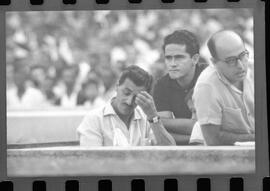 Fotografia "FUTEBOL = 'CAMPEONATO CARIOCA DE PROFISSIONAIS' Jogo Flamengo x Botafogo (3 x 1), America x Portuguesa (2 x 1), Madureira x Bangu (1 x 2), C. Grande x S. Cristovão (1 x 0) e C. Rio x Olaria (1 x 7), Reportagem de Esporte" ([Local n/d] , 1963) [negativo]. / Fotógrafo(a): Equipe.  -- ITEM-0055.