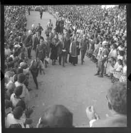 Fotografia "Usina Hidrelétrica Presidente João Goulart' Jango em Bom Jesus da Lapa (baía) por ocasião da inauguração da Uzina [Usina] Hidrelétrica 'Presid. Jango'" ([Local n/d] , 1963) [negativo]. / Fotógrafo(a): Neville.  -- ITEM-0008.