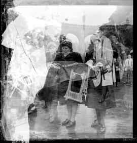 Fotografia "Milagres de Nossa Senhora de Lourdes (França), Reportagem Geral" ([Local n/d] , [Data n/d]) [negativo]. / Fotógrafo(a): Jean Manzon.  -- ITEM-0073.