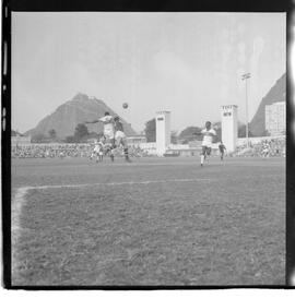 Fotografia "CAMPEONATO CARIOCA DE PROFISSIONAIS DE 1963 (1º TURNO) Jogos - Campeonato Carioca. Flamengo x Madureira (5 x 0) - Vasco x América (2 x 0) e Fluminense x Portuguesa (1 x 1). e Peter Kedzierski, homem voador dos EUA, (Vôo)" ([Local n/d] , 1963) [negativo]. / Fotógrafo(a): Equipe.  -- ITEM-0153.