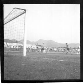 Fotografia "FUTEBOL = 'CAMPEONATO CARIOCA DE PROFISSIONAIS' Jogo Flamengo x Botafogo (3 x 1), America x Portuguesa (2 x 1), Madureira x Bangu (1 x 2), C. Grande x S. Cristovão (1 x 0) e C. Rio x Olaria (1 x 7), Reportagem de Esporte" ([Local n/d] , 1963) [negativo]. / Fotógrafo(a): Equipe.  -- ITEM-0308.