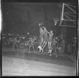 Fotografia "CAMP. BRAS. BASQUETE; 'BASQUETE = CAMPEONATO BRASILEIRO RALIZADO [REALIZADO] EM BRASÍLIA. BRASÍLIA - Campeonato Brasileiro de Basquete (Fases de jogos)" ([Local n/d] , 1963) [negativo]. / Fotógrafo(a): Neville.  -- ITEM-0009.