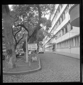 Fotografia "Calamidades em hospitais da [G.P.] rep. para IB Teixeira; 'HOSPITAL PEDRO ERNESTO' Hospital Pedro Ernesto, rep. s/ 'calamidade' (Reportagem com o Deputado Ib Teixeira), Reportagem de Ib Teixeira" ([Local n/d] , 1963) [negativo]. / Fotógrafo(a): Méra.  -- ITEM-0017.