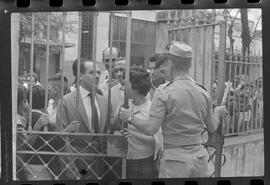 Fotografia "Conflitos' Violência Polícial no Sindicato dos Têxteis (Deputado Hercules Correia preso por defender as reformas de bases), Reportagem de Oscar Cardoso" ([Local n/d] , 1963) [negativo]. / Fotógrafo(a): Luiz Santos; Alvaro.  -- ITEM-0009.