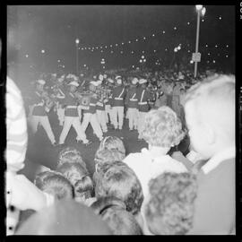 Fotografia "Promoção de Última Hora' - homenagem à Batalha do Riachuelo em Copacabana e Leme" ([Local n/d] , [Data n/d]) [negativo]. / Fotógrafo(a): Melo e A. Veneziano.  -- ITEM-0016.