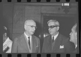 Fotografia "Caso Helio Fernandes ent. dos advogados Prado Keli e Prudente de Moraes Neto; Advogados Prado Keli e Prudente de Moraes Neto - Caso Helio Fernades [Fernandes]" ([Local n/d] , 1963) [negativo]. / Fotógrafo(a): Luiz Pinto.  -- ITEM-0005.