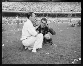 Fotografia "Futebol - Flamengo x Fluminense (contusão sofrida por Castilho), Esportes" ([Local n/d] , [Data n/d]) [negativo]. / Fotógrafo(a): [Autoria n/d].  -- ITEM-0002.