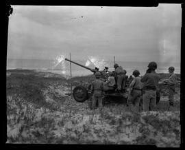 Fotografia "Manobras do Exército Brasileiro, Repórter: Equipe, Reportagem Geral" ([Local n/d] , [Data n/d]) [negativo]. / Fotógrafo(a): Equipe.  -- ITEM-0001.