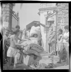 Fotografia "DESPEJOS' Despejo na Rua Maqês [Marquês] de São Vicente por um choque da Polícia Militar, Reportagem de M. Amaral" ([Local n/d] , 1963) [negativo]. / Fotógrafo(a): Ferreira.  -- ITEM-0006.