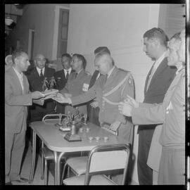 Fotografia "Entrega de prêmios à Mãe das Cinco Gerações pela Seda Moderna - Ultralar; Promoção Concurso Corrida Polícia Militar e Última Hora" ([Local n/d] , [Data n/d]) [negativo]. / Fotógrafo(a): Sebastião Vieira.  -- ITEM-0013.