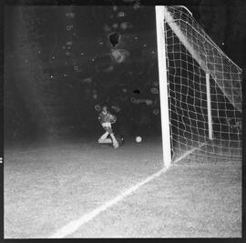 Fotografia "Futebol - São Paulo. Jogo São Paulo x Palmeiras, Esportes" ([Local n/d] , [Data n/d]) [negativo]. / Fotógrafo(a): Equipe.  -- ITEM-0012.