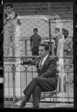 Fotografia "TREINO DO FLAMENGO; 'FLAMENGO FR' Treino do Flamengo com a presença do presidente Fadel Fadel" ([Local n/d] , 1963) [negativo]. / Fotógrafo(a): L. Pinto.  -- ITEM-0003.