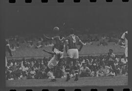 Fotografia "Jogos Campeonato Carioca; 'CAMPEONATO CARIOCA DE 1963' de PROFISSIONAIS (1º Turno) Jogos Vasco x Fluminense (3 x 1) Botafogo x Canto do Rio (3 x 0) America x Madureira (5 x 2) e Olaria x Portuguesa, Reportagem de Esporte" ([Local n/d] , 1963) [negativo]. / Fotógrafo(a): Equipe.  -- ITEM-0102.