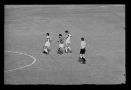 Fotografia "Jogos Campeonato Carioca; 'CAMPEONATO CARIOCA DE 1963' de PROFISSIONAIS (1º Turno) Jogos Vasco x Fluminense (3 x 1) Botafogo x Canto do Rio (3 x 0) America x Madureira (5 x 2) e Olaria x Portuguesa, Reportagem de Esporte" ([Local n/d] , 1963) [negativo]. / Fotógrafo(a): Equipe.  -- ITEM-0085.