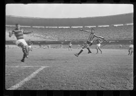 Fotografia "FUTEBOL = 'CAMPEONATO CARIOCA DE PROFISSIONAIS' Jogo Flamengo x Botafogo (3 x 1), America x Portuguesa (2 x 1), Madureira x Bangu (1 x 2), C. Grande x S. Cristovão (1 x 0) e C. Rio x Olaria (1 x 7), Reportagem de Esporte" ([Local n/d] , 1963) [negativo]. / Fotógrafo(a): Equipe.  -- ITEM-0112.