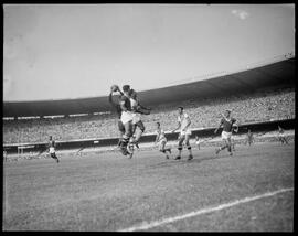 Fotografia "Esporte - Futebol - Fluminense x Vasco" ([Local n/d] , [Data n/d]) [negativo]. / Fotógrafo(a): Ângelo.  -- ITEM-0002.