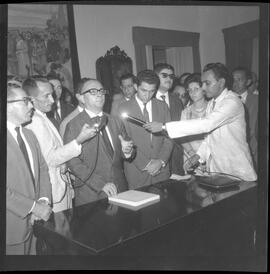 Fotografia "Governador do Ceará Virgilio Távora - Caso IBAD do Ceará com seu Chefe o Deputado Aecio de Borba, Reportagem de Ceará" ([Local n/d] , 1963) [negativo]. / Fotógrafo(a): Correspondente Ceará; Sucursal.  -- ITEM-0001.