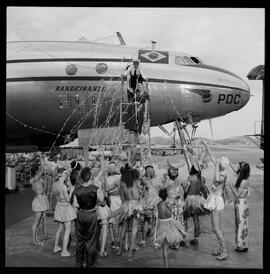 Fotografia "Concurso de beleza 'Miss Paris' em visita ao Rio de Janeiro, Reportagem Geral" ([Local n/d] , [Data n/d]) [negativo]. / Fotógrafo(a): Manzon.  -- ITEM-0029.