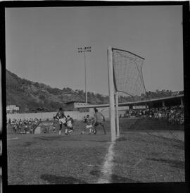 Fotografia "FUTEBOL = 'CAMPEONATO CARIOCA DE PROFISSIONAIS' Jogo Flamengo x Botafogo (3 x 1), America x Portuguesa (2 x 1), Madureira x Bangu (1 x 2), C. Grande x S. Cristovão (1 x 0) e C. Rio x Olaria (1 x 7), Reportagem de Esporte" ([Local n/d] , 1963) [negativo]. / Fotógrafo(a): Equipe.  -- ITEM-0341.