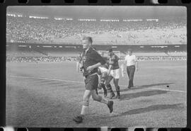 Fotografia "FUTEBOL = 'CAMPEONATO CARIOCA DE PROFISSIONAIS' Jogo Flamengo x Botafogo (3 x 1), America x Portuguesa (2 x 1), Madureira x Bangu (1 x 2), C. Grande x S. Cristovão (1 x 0) e C. Rio x Olaria (1 x 7), Reportagem de Esporte" ([Local n/d] , 1963) [negativo]. / Fotógrafo(a): Equipe.  -- ITEM-0276.