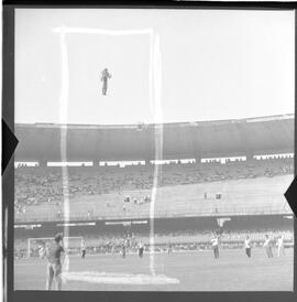 Fotografia "CAMPEONATO CARIOCA DE PROFISSIONAIS DE 1963 (1º TURNO) Jogos - Campeonato Carioca. Flamengo x Madureira (5 x 0) - Vasco x América (2 x 0) e Fluminense x Portuguesa (1 x 1). e Peter Kedzierski, homem voador dos EUA, (Vôo)" ([Local n/d] , 1963) [negativo]. / Fotógrafo(a): Equipe.  -- ITEM-0156.