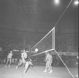 Fotografia "Volei Voleibol - Campeonato Internacional de Voleibol" ([Local n/d] , 1960) [negativo]. / Fotógrafo(a): Demócrito.  -- ITEM-0007.