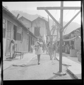 Fotografia "DESPEJOS' Despejo na Rua Maqês [Marquês] de São Vicente por um choque da Polícia Militar, Reportagem de M. Amaral" ([Local n/d] , 1963) [negativo]. / Fotógrafo(a): Ferreira.  -- ITEM-0010.