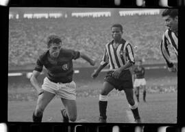 Fotografia "FUTEBOL = 'CAMPEONATO CARIOCA DE PROFISSIONAIS' Jogo Flamengo x Botafogo (3 x 1), America x Portuguesa (2 x 1), Madureira x Bangu (1 x 2), C. Grande x S. Cristovão (1 x 0) e C. Rio x Olaria (1 x 7), Reportagem de Esporte" ([Local n/d] , 1963) [negativo]. / Fotógrafo(a): Equipe.  -- ITEM-0260.